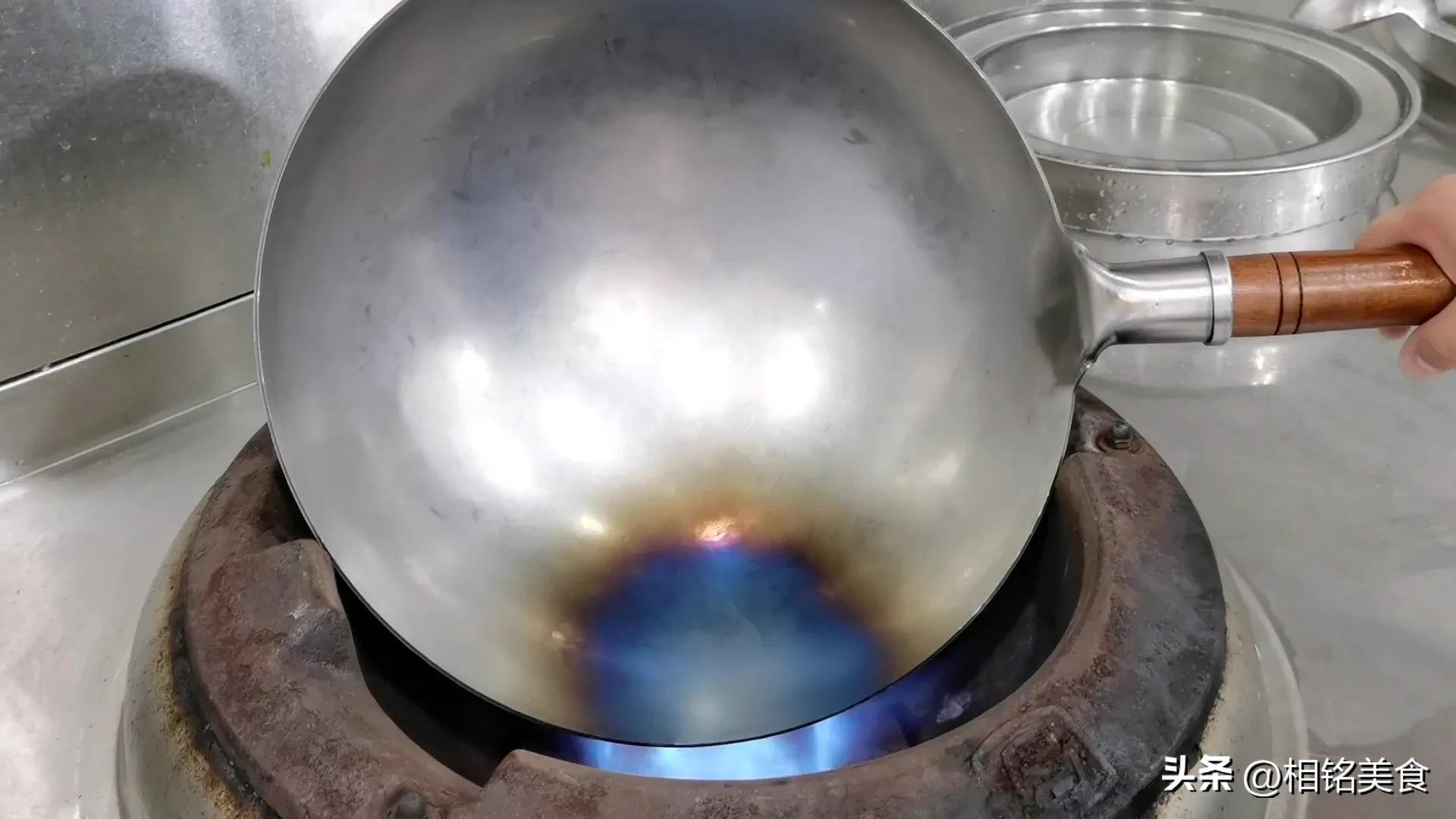 新铁锅怎样开锅小妙招视频,不粘锅的铁锅最佳开锅方法