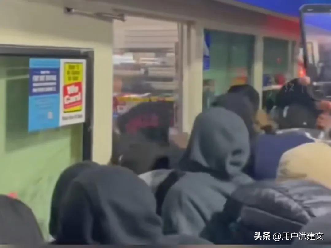 手持尖刀深夜抢劫便利店,三个青年深夜抢劫便利店