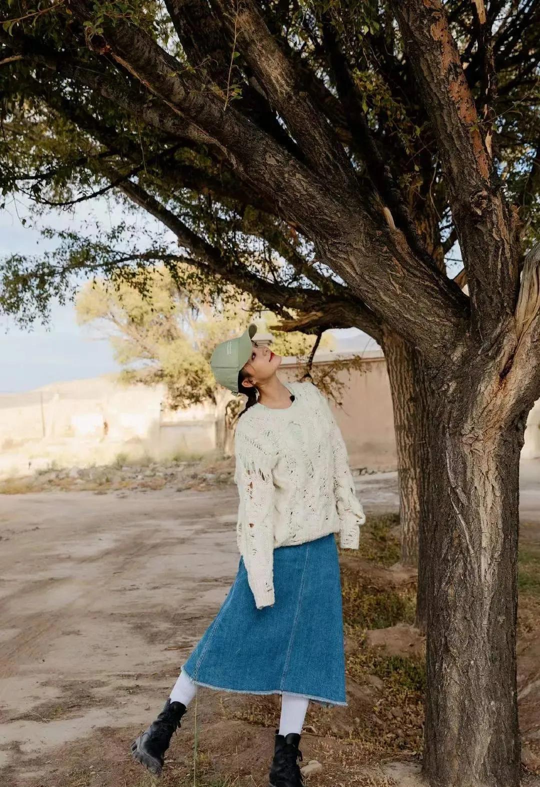 紧身裙子搭配今年超火的靴子,配小香风裙子的半腰靴子