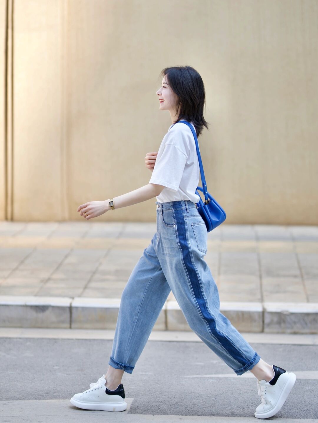 早春牛仔裤穿搭时尚感,春季搭配阔腿牛仔裤的上衣推荐