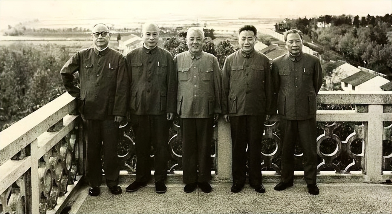 他1978年被调至北京，对*国锋华**抱怨：我到天津屁股还没坐稳