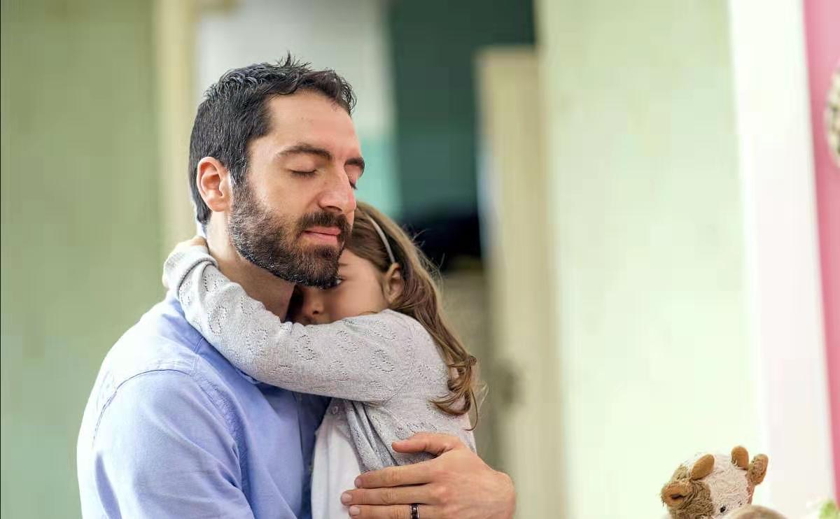 为啥女儿喜欢粘着准爸爸,女孩为啥老黏着爸爸