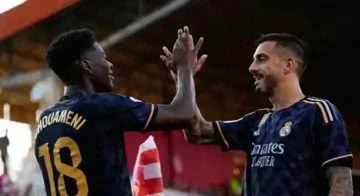 夜晚中绽放的烟花,足球烟花