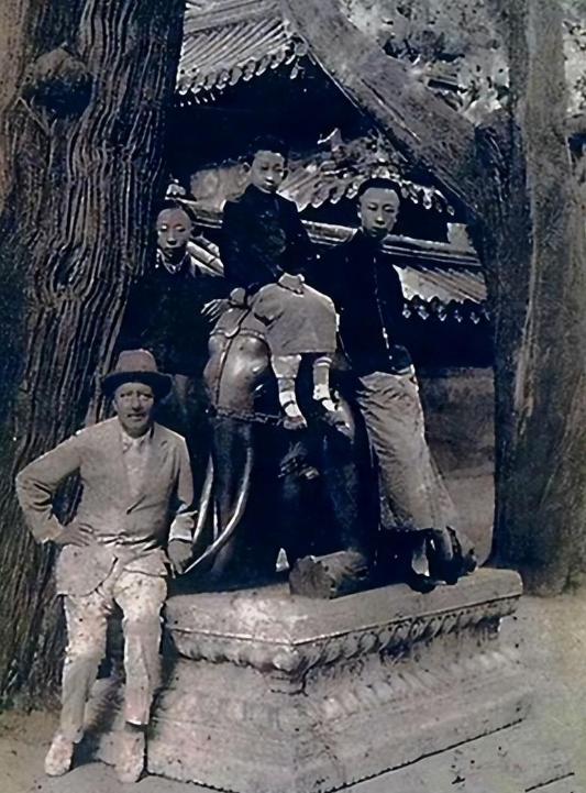 珍贵照片，日军*杀屠**老百姓强奸妇女，用刀剖开肚子，看看多残忍