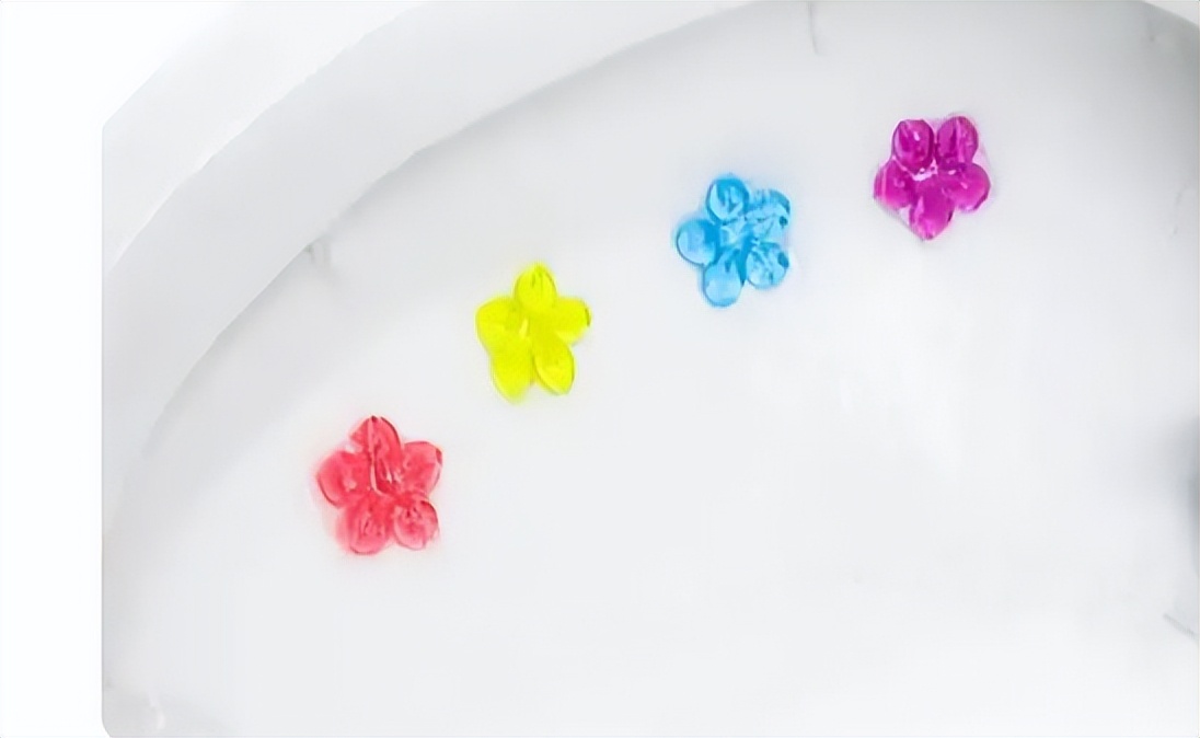 马桶异味太大教你一招轻松解决,用什么能快速清掉马桶上的透明胶