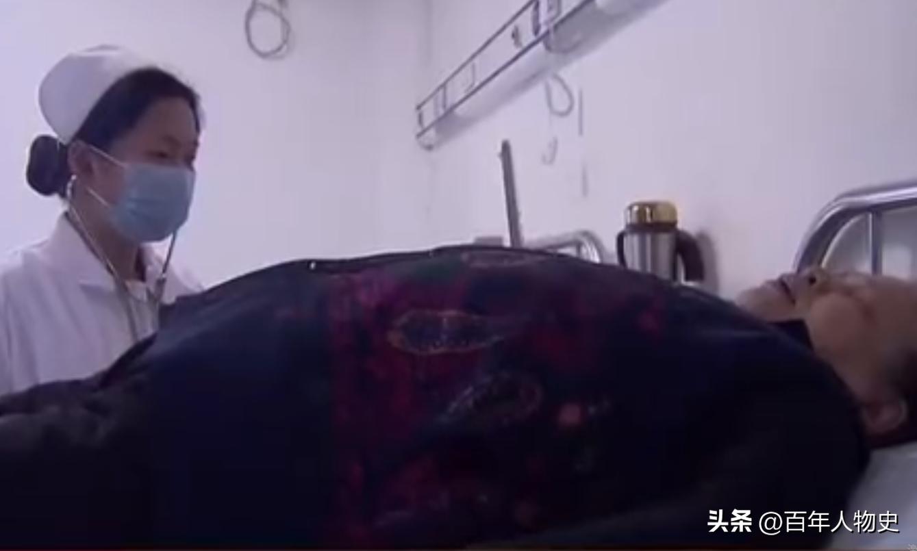 脑瘫男孩被丢给奶奶照顾,13岁孩子瘫痪在床