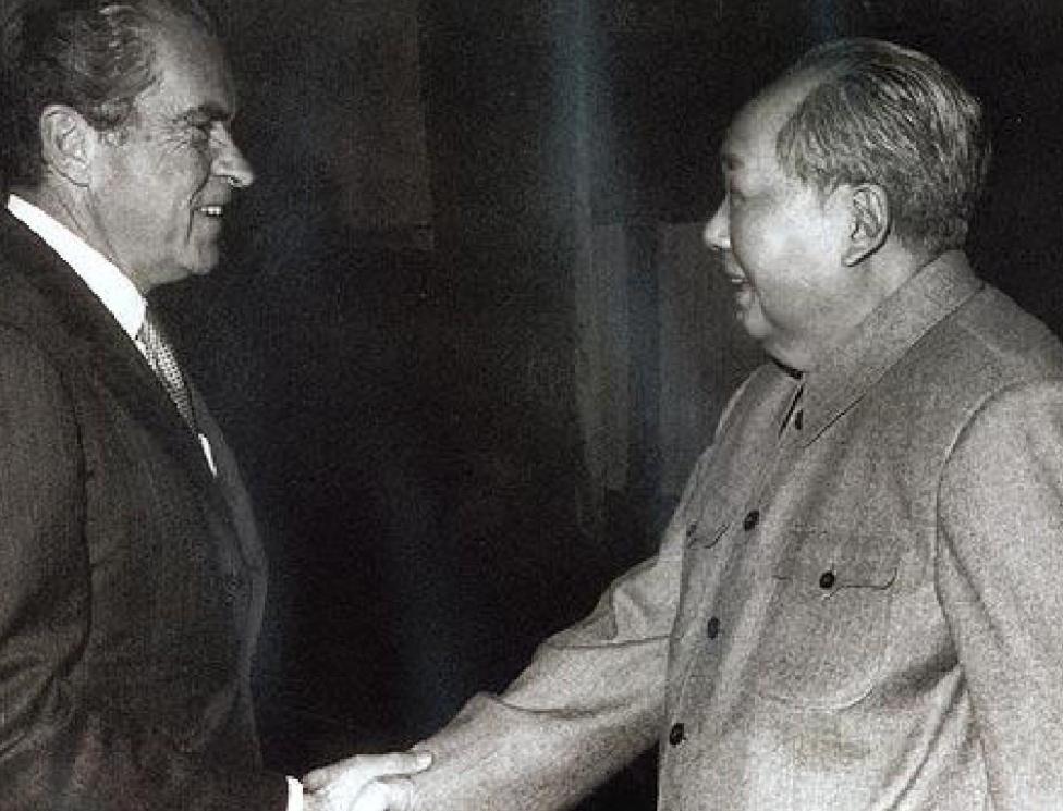 尼克松访华时看到“*倒打**美帝”标语，毛主席幽默回应，尼克松大笑