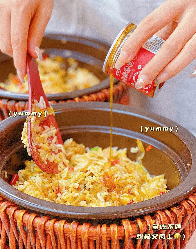 我们跟煲仔饭很相近但我们不是煲仔饭我们是拌饭计划紫砂煲拌饭