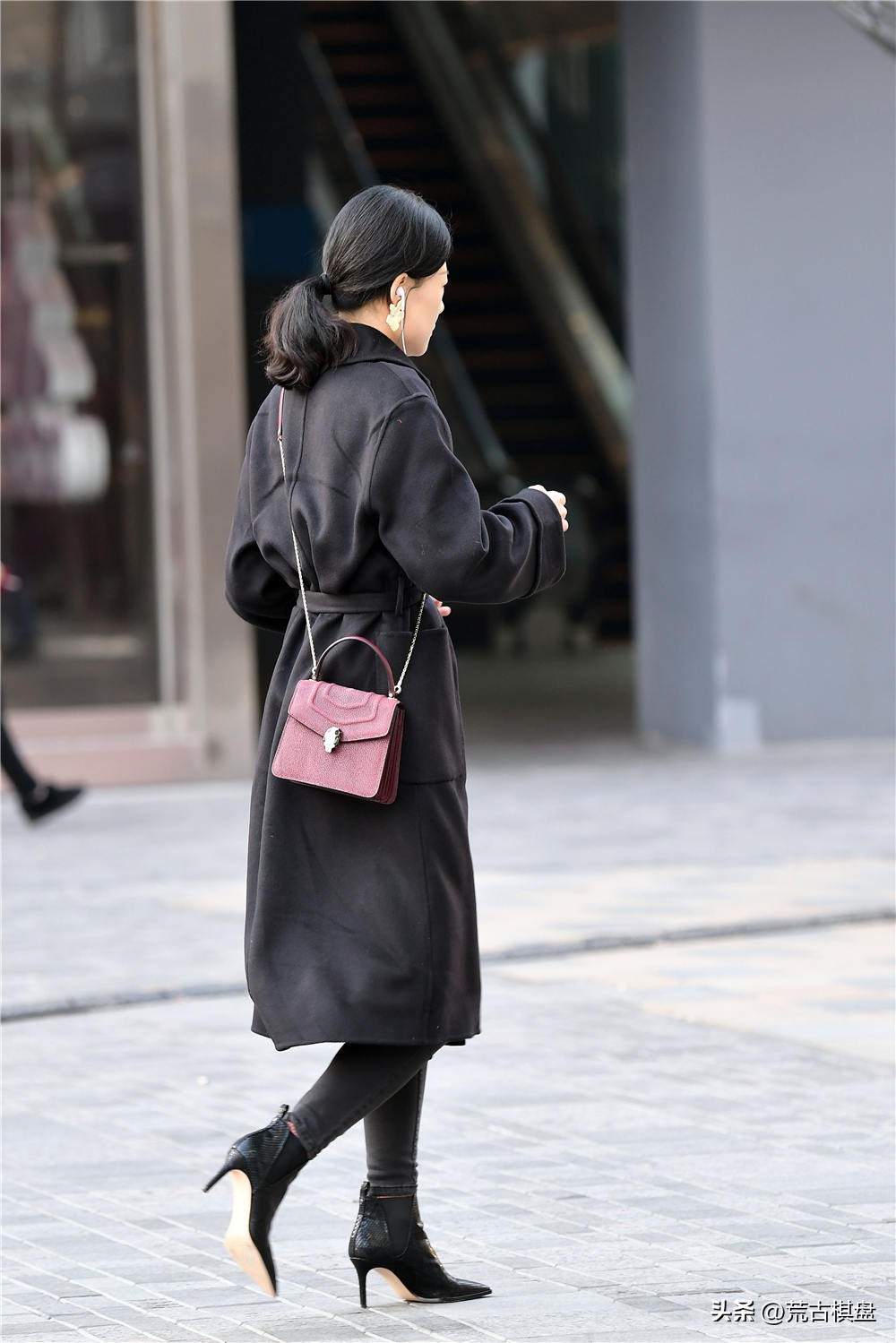 小个子145尖头细跟短靴穿搭,冬季尖头短靴和圆头短靴哪个好看