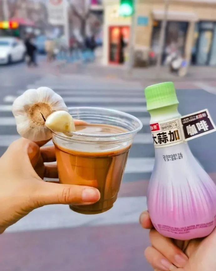 全网疯传的“章鱼拿铁”事件，正在恶心中国年轻人