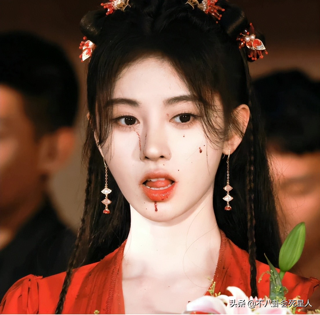 鞠婧祎8大离谱妆容：吐血不敢弄花半永久妆，守丧也要浓妆涂红唇