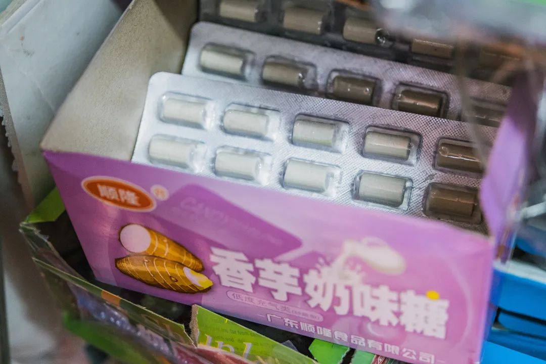 校门口的小店从来没有让人失望,校门口小店生意火爆