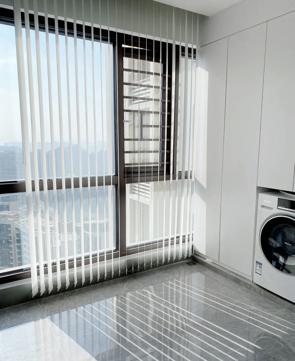 阳台推拉门还是不拆好,阳台装推拉门和不装推拉门的区别