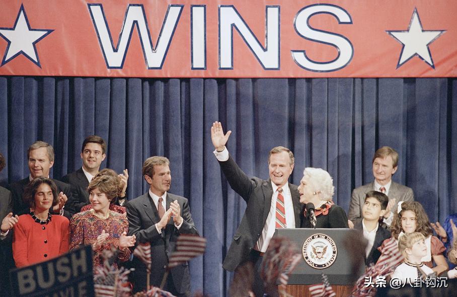 他打造了美国政治史最脏竞选,却被命运掐断了脖子