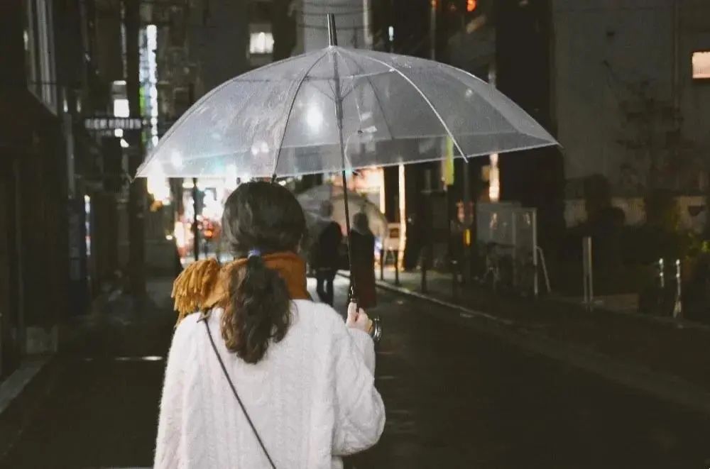 冷知识科普:日本人为什么喜欢用透明的长柄伞?
