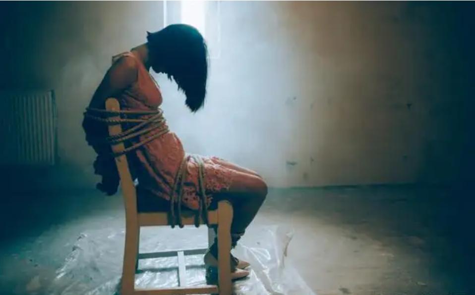 重庆亮点茶楼女老大：把茶楼变淫窝，防检查带小姐进行应急演练