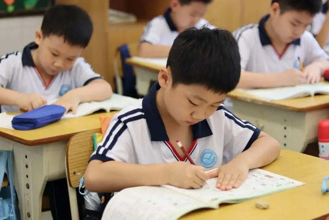 男孩子用卫生巾的正确方式,孩子使用卫生巾方法