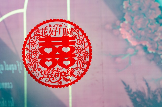 放假回家我给未见过面的侄子一千，弟媳妇嫌少，母亲：把钱收起来