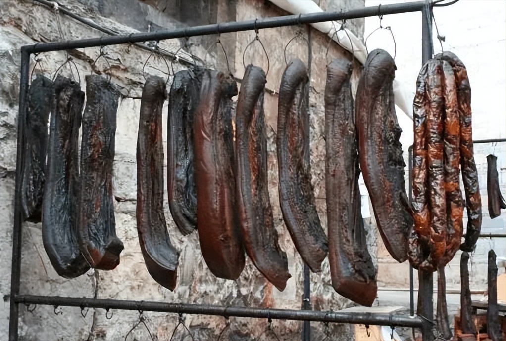 晒的腊肉要不要收回室内,晒好的腊肉该如何收藏起来