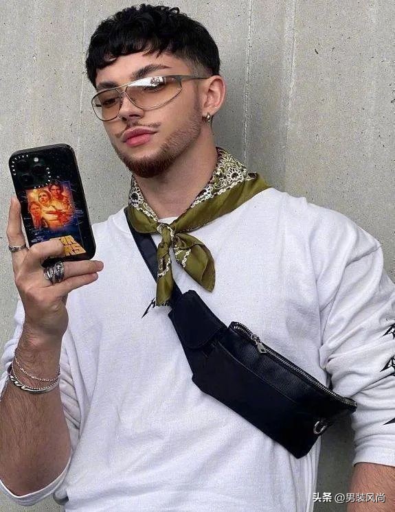 大容量包包高级感简单大方搭配,夏季型男必备的6款包包搭配指南