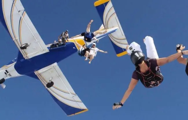 发生空难是不是航空公司违约,发生空难保险公司一般赔多少