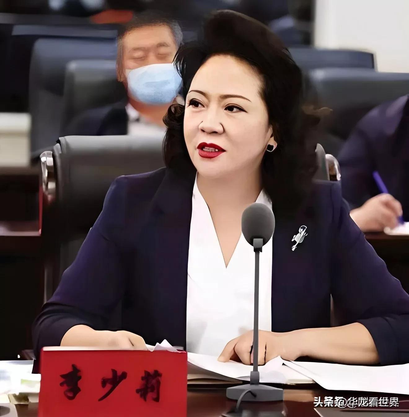 冤吗？女官员被质疑调查！疫情发布会上戴3万元耳钉爱马仕围巾