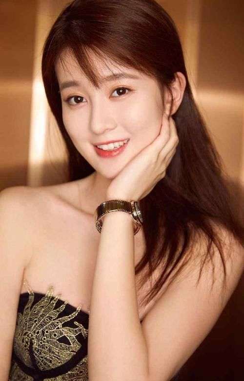 适合脸大女生的休闲风发型,头大脸小的女生适合什么发型