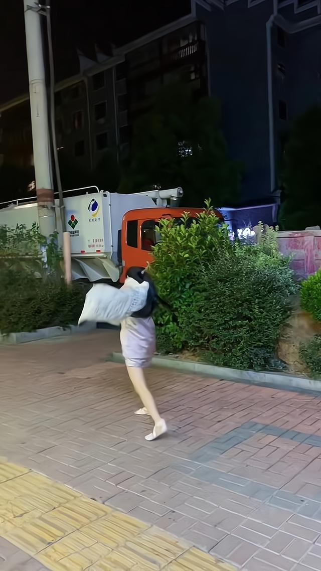 年轻人半夜去捡塑料瓶丢人吗,小女孩为了爸妈一晚上捡塑料瓶