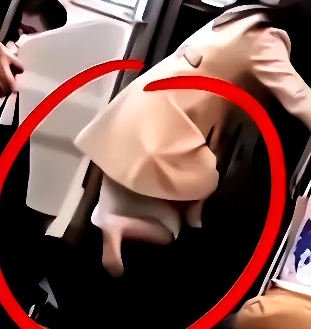 地铁里,情侣激情亲吻、摸胸,女子郁闷地闭上眼睛,场面有点尖锐