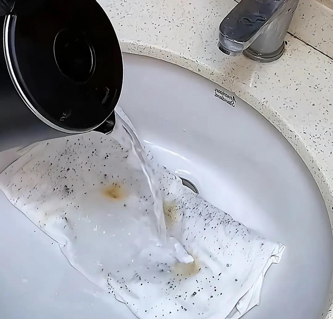 生活小妙招衣服发霉洗不掉怎么办,衣服发霉发黄怎么洗掉霉斑