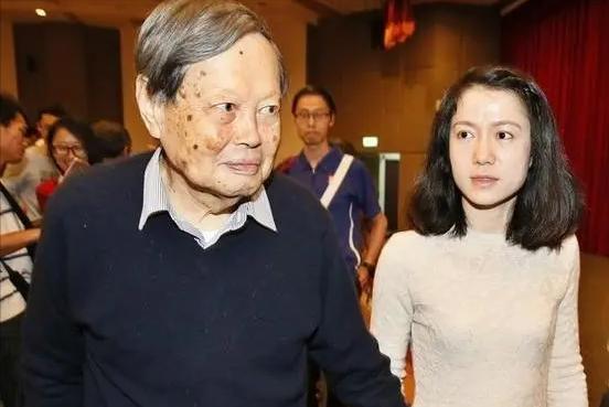 被谢贤养了12年无果，用青春换来2000万，如今38岁的Coco怎么样了