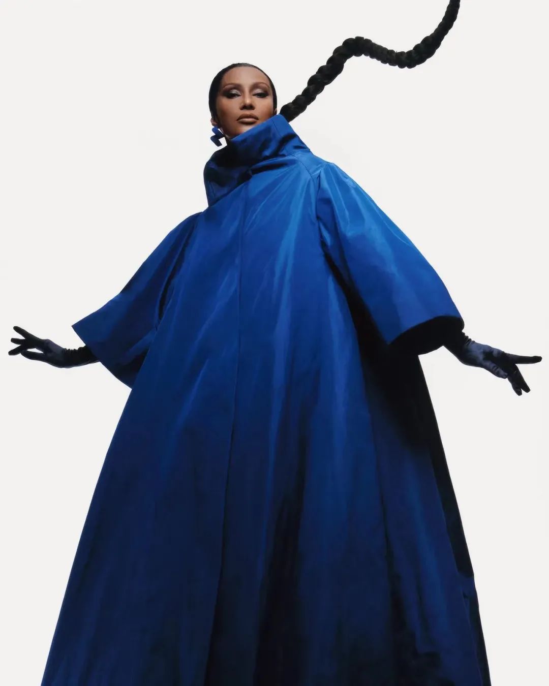 她真的做到了身居茅屋眼观全球，脚踩污泥胸怀天下！