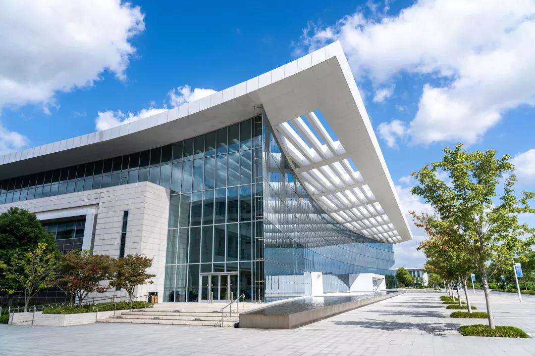 这所大学“很烧钱”,学费达17万!所在地是“全国百强县”第一