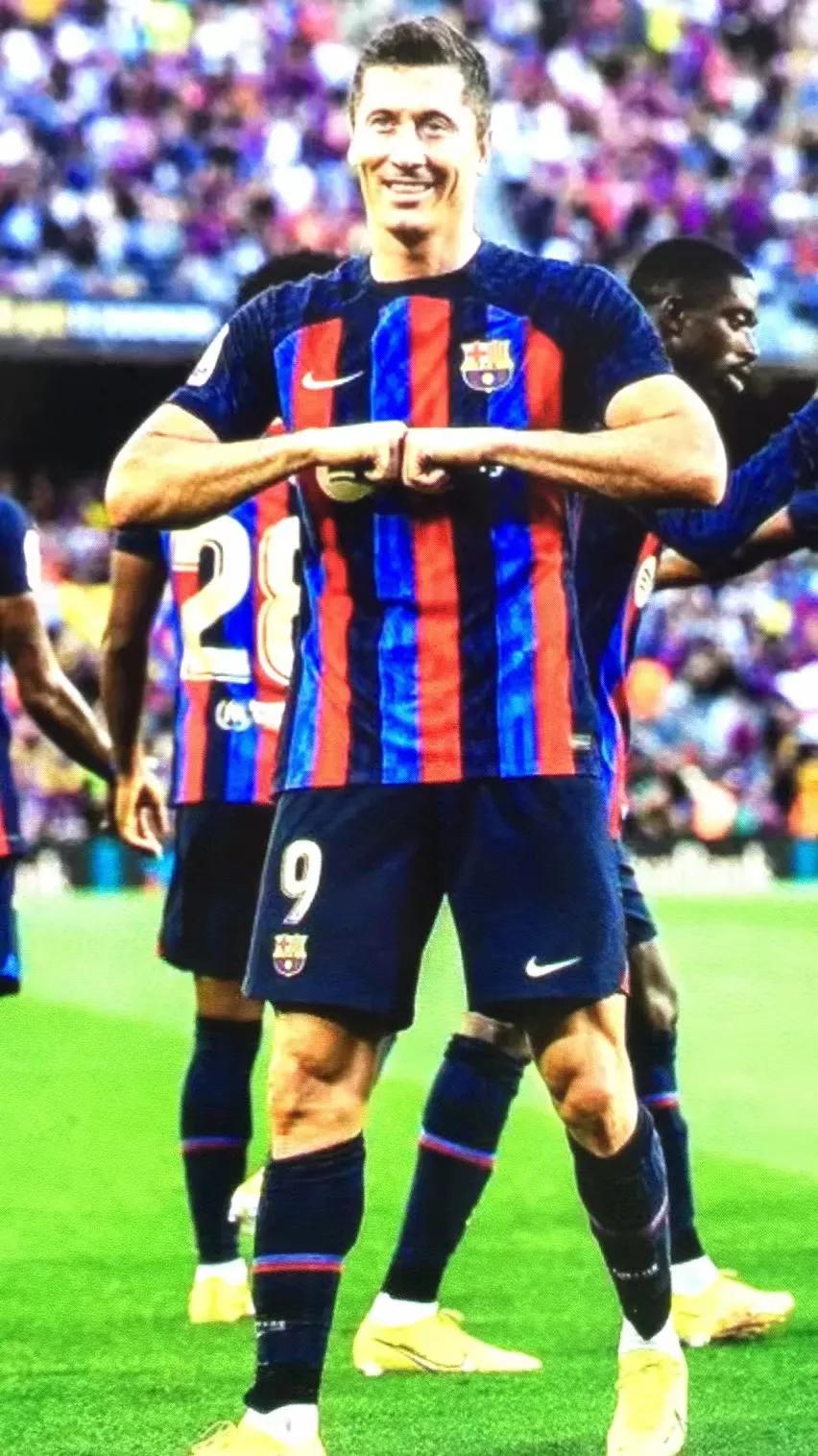 欧冠决赛莱万远射,欧冠莱万上演帽子戏法