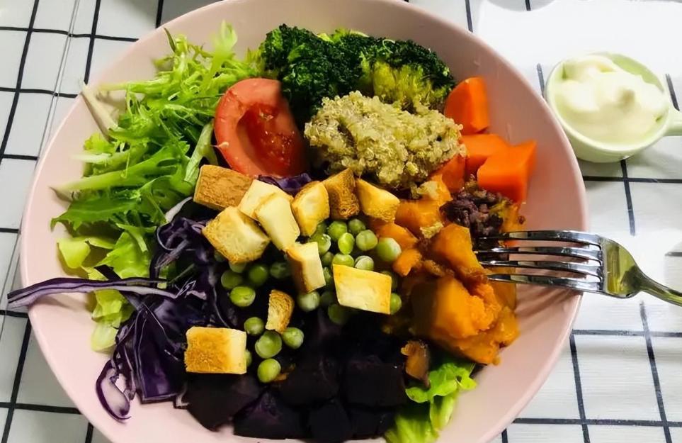 饿肚子睡觉和吃宵夜哪个危害大,睡前吃夜宵和饿肚子睡觉哪个健康