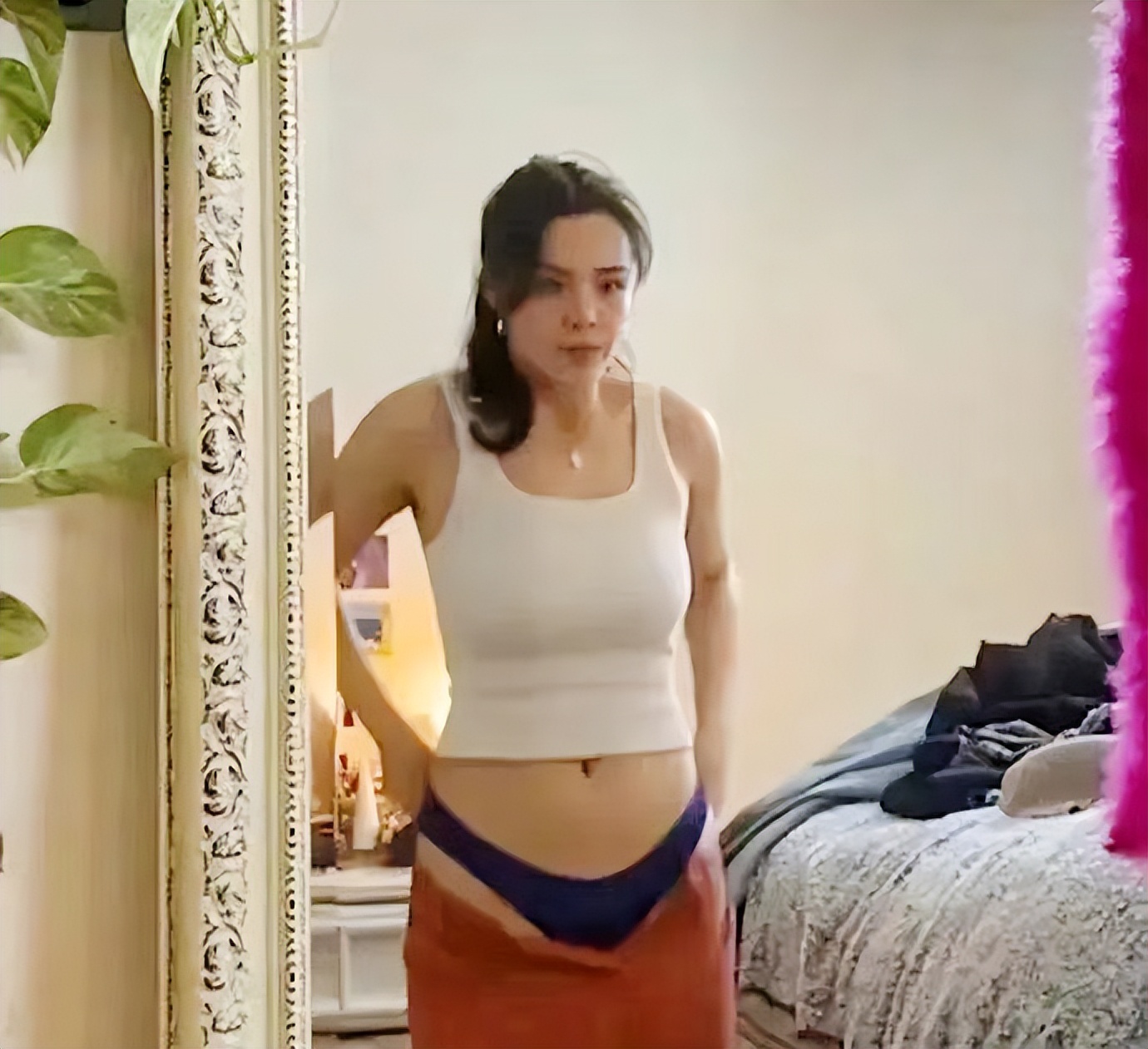 有一种尴尬叫“星二代玩性感”，*裤底**胸部全露，让明星父母都脸红