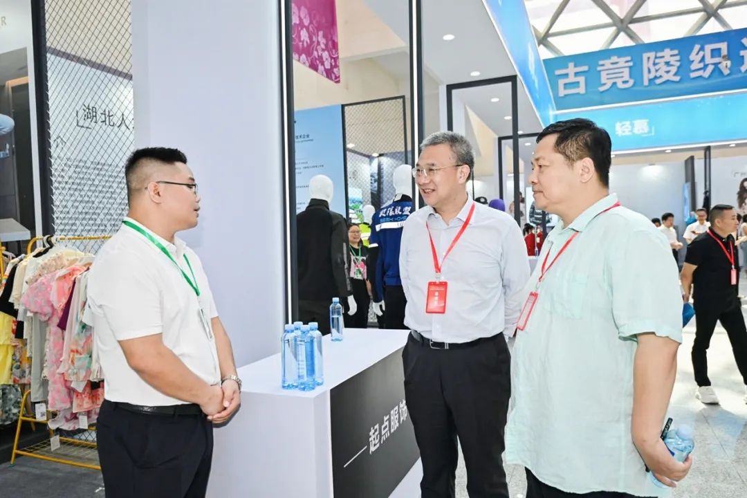 天门服装产业发展规划,天门服装电商产业峰会直播走秀