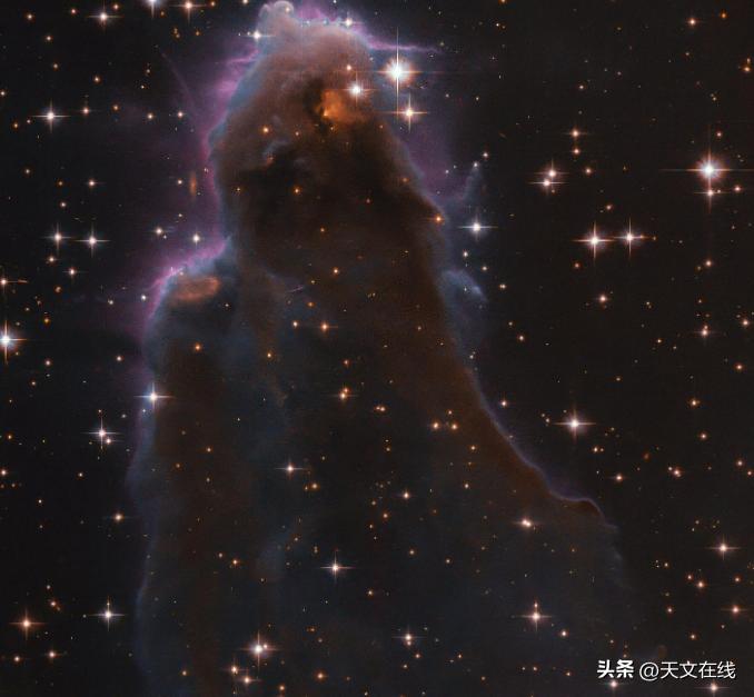 散发耀眼光芒，环绕远古星系，至今为止最完整的爱因斯坦环