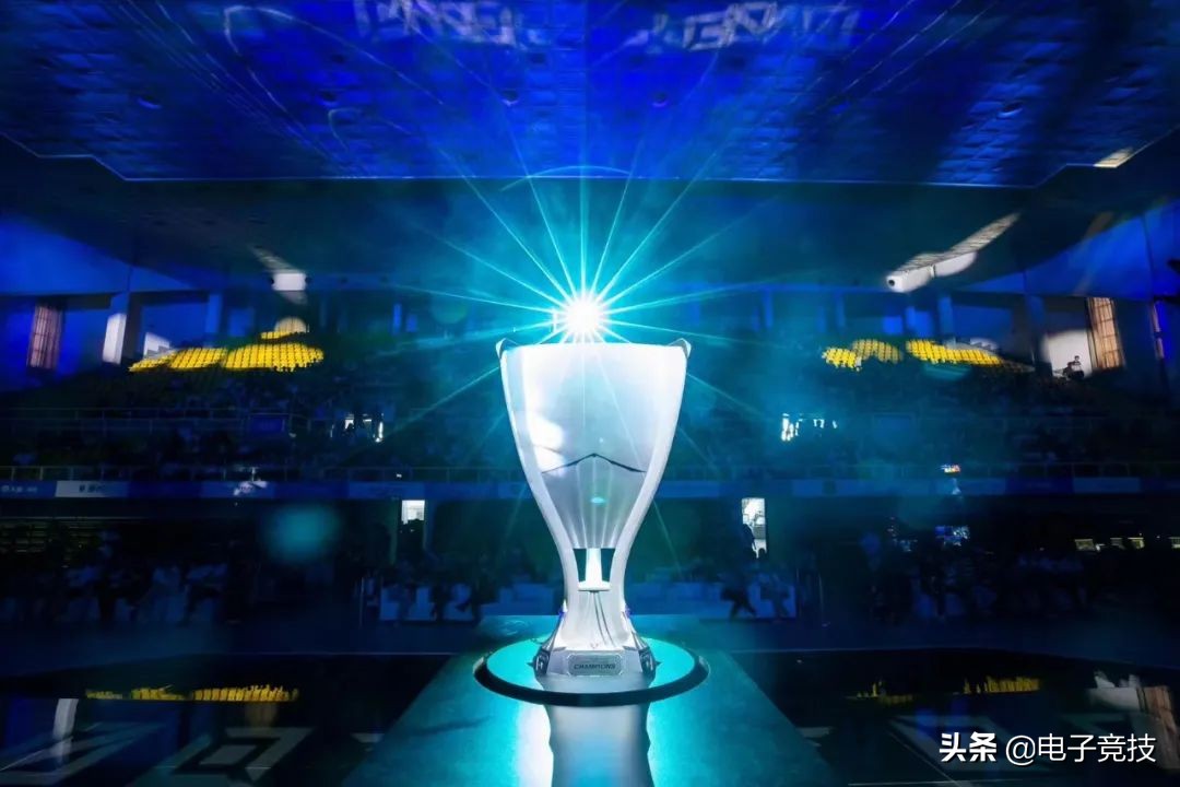 张梓轩的封面图,张梓琳封面人物