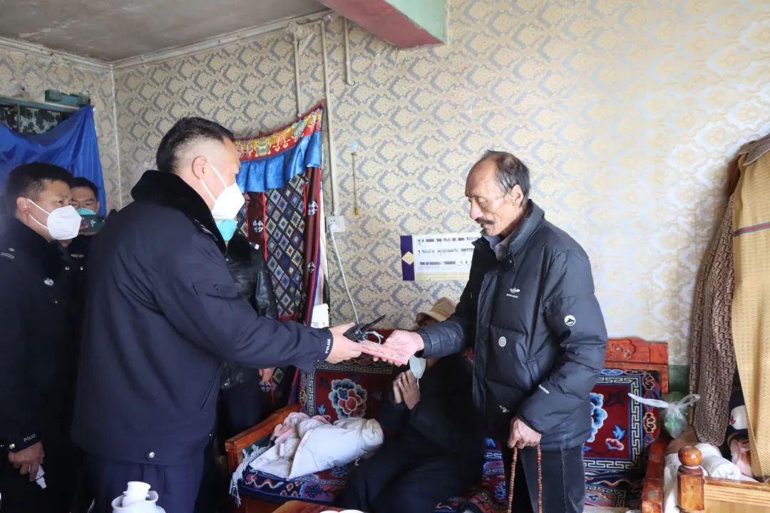 小昭寺派出所坚持和发扬新时代“枫桥经验”“东莱精神”学思践用*党**的二十大精神走访慰问辖区困难群众