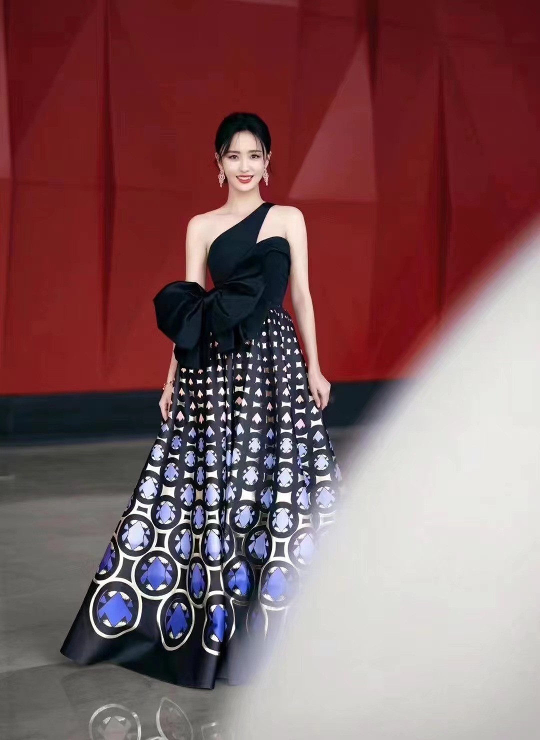 殷桃大秀马甲线图片,殷桃最新穿搭图片