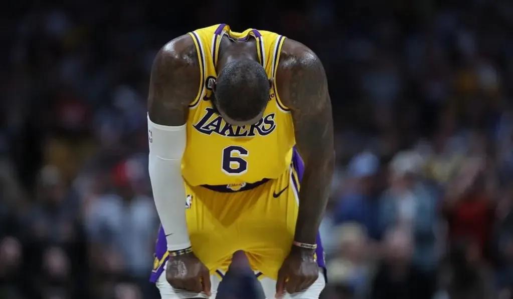 球迷倒戈，肖华无奈，百年豪门沦为笑柄！