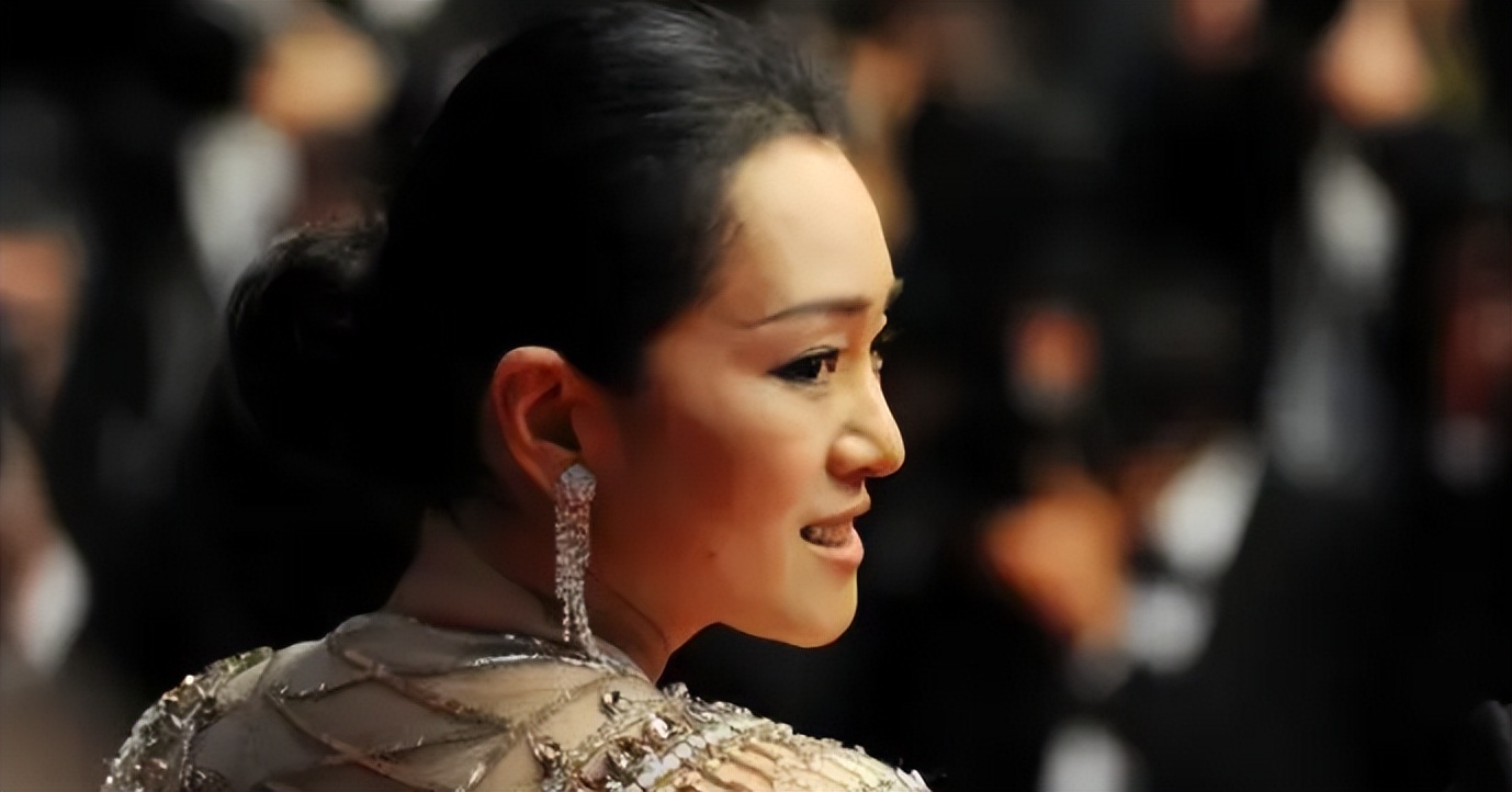 巩俐第几次陪同法国总统访华,巩俐随同法国总统访华视频