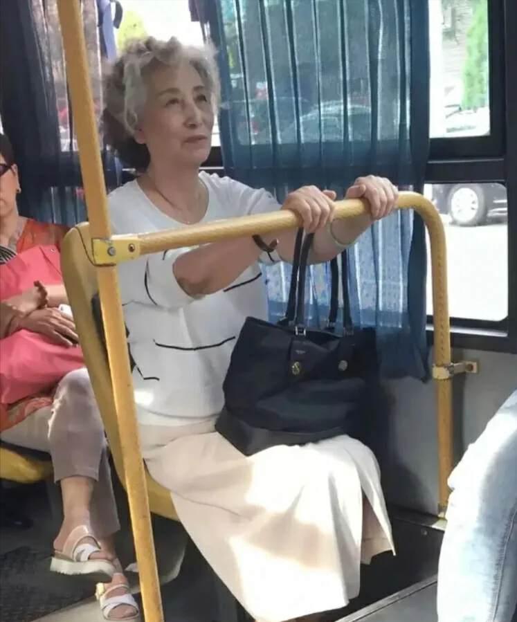 女人过了四十岁别总穿一身黑,女人过了40岁就别穿的太老气了