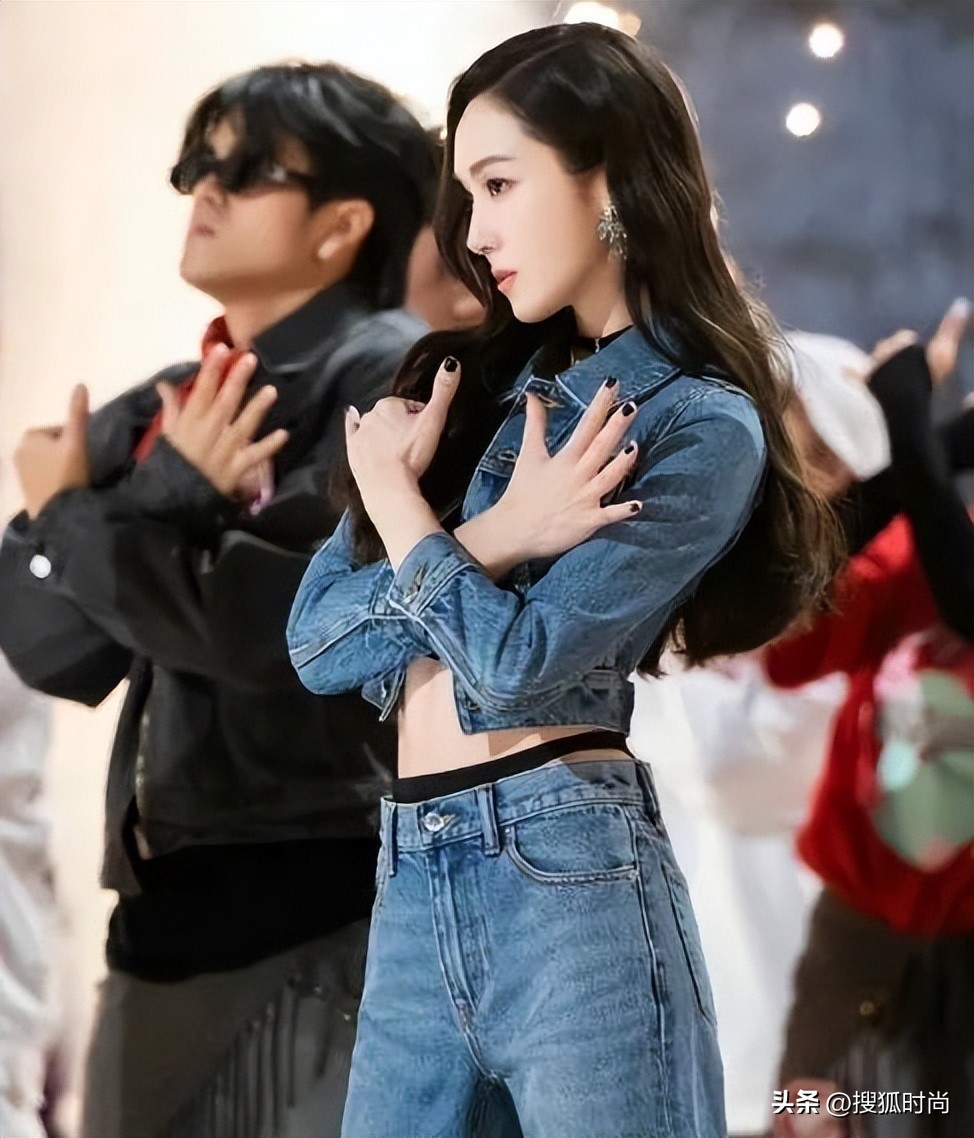 娜扎牛仔裤引热议,娜扎紧身裤穿搭