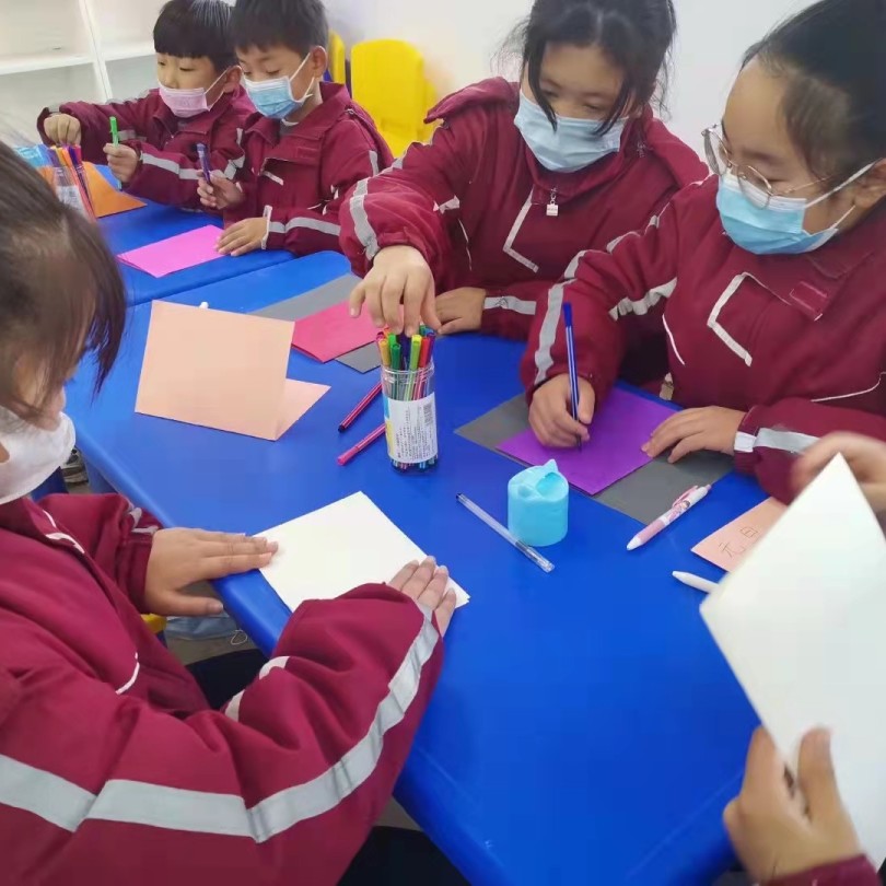——新乡市牧恩社工组织社区儿童制作贺卡活动篇