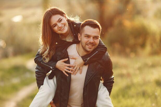 男人这样对你多半是对你动情了,男人默许你的方法