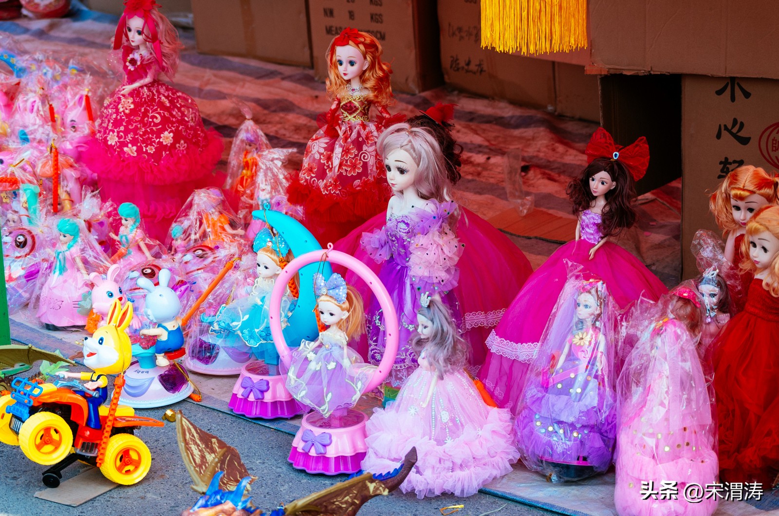 陕西渭南：红红火火络绎不绝的西三路灯笼市场图纪