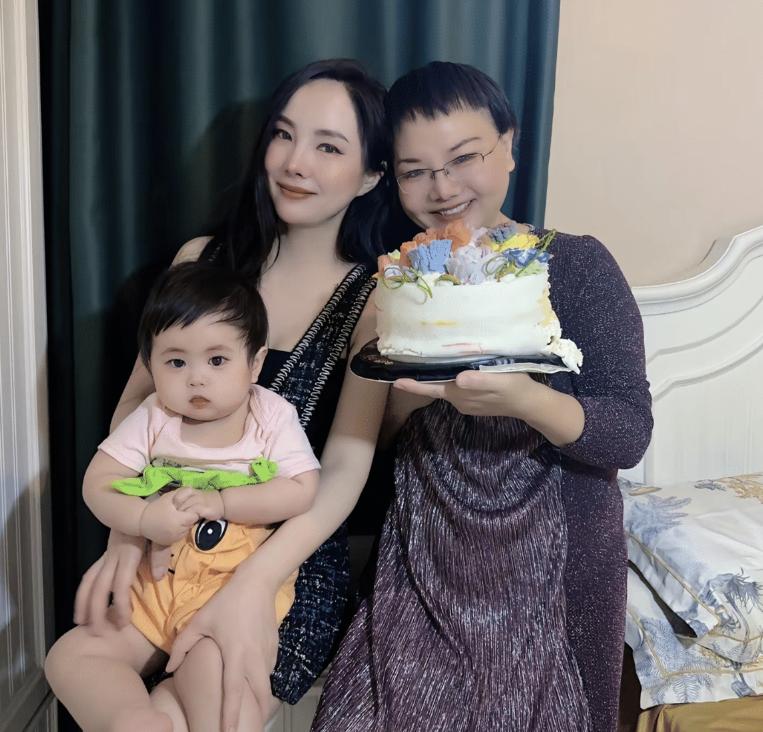 干露露一岁女儿曝光！妹妹干毛毛成网红，网友调侃“*毛露**姐妹！”