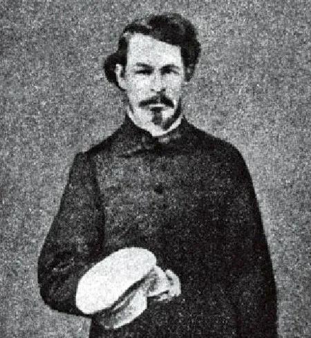 美国人华尔纳充当黑手，假冒身份成立探险队搜购*物文**